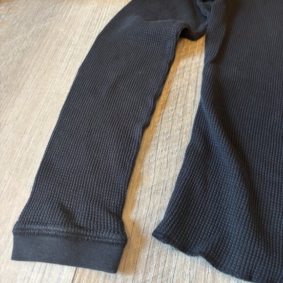 Everlane The Organic Cotton Waffle Tee Long Sleeve Shirt in Washed Black - Picture 5 of 7